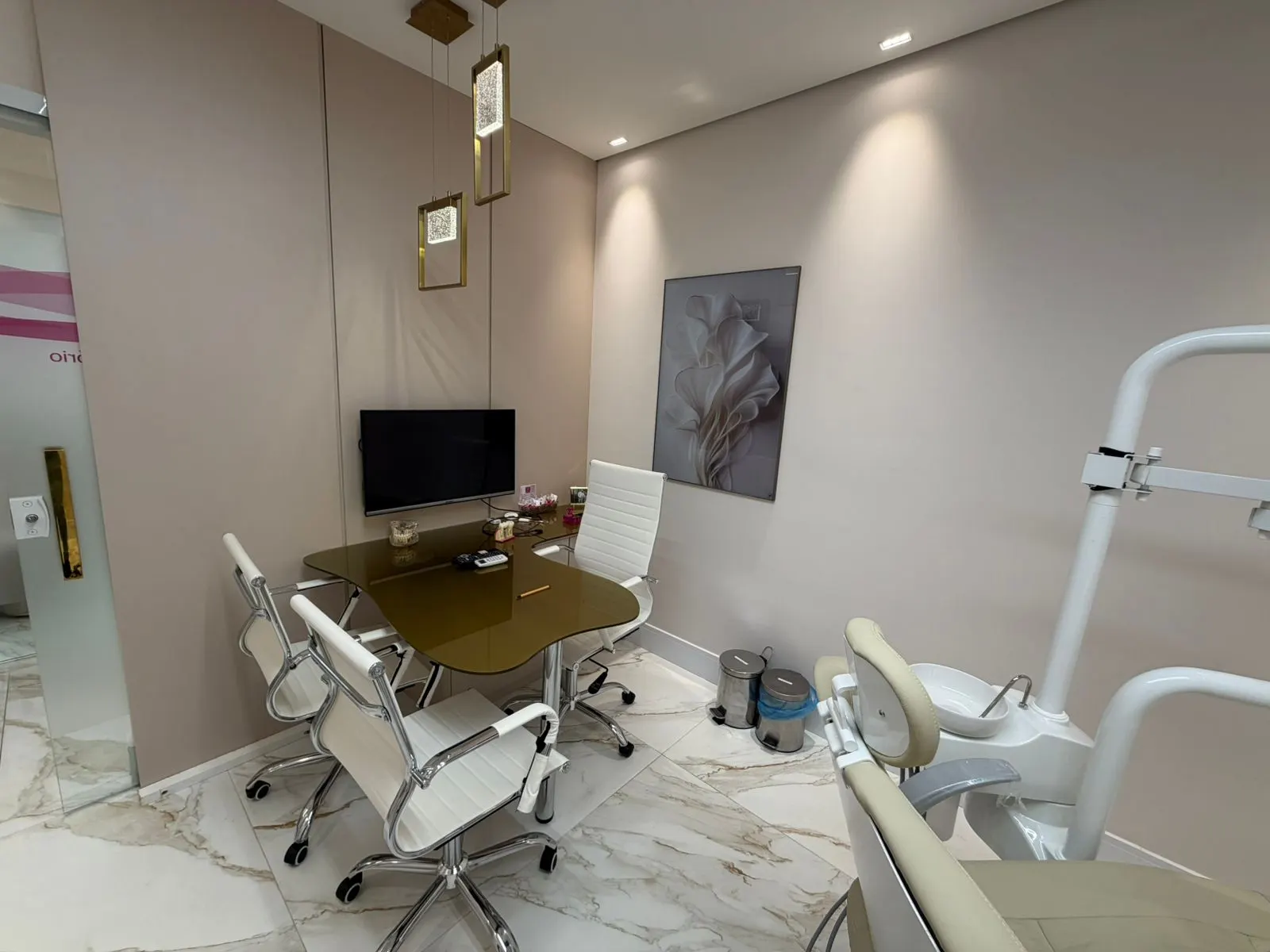 Consultório com decoração premium